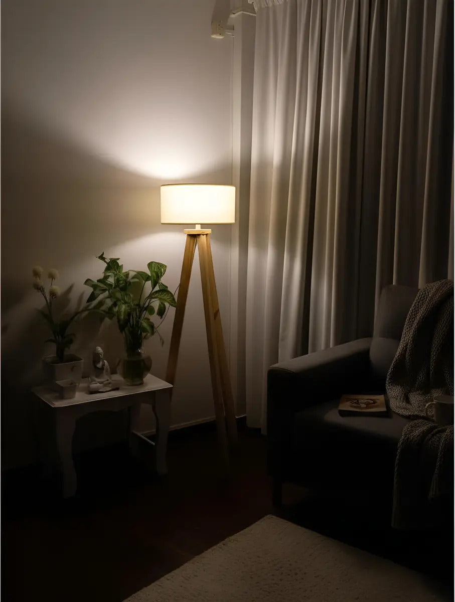 Lámpara de Pie Trípode Nórdica de Madera con Pantalla de Lino