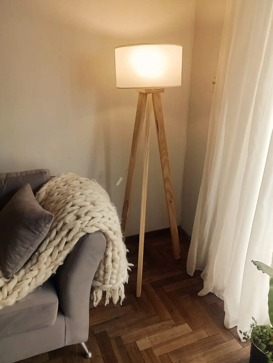Lámpara de Pie Trípode Nórdica de Madera con Pantalla de Lino