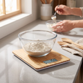 Balanza de cocina digital con plataforma de bambú en uso sobre una mesada de cocina