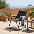 Reposera playera plegable desplegada y en uso en una terraza soleada