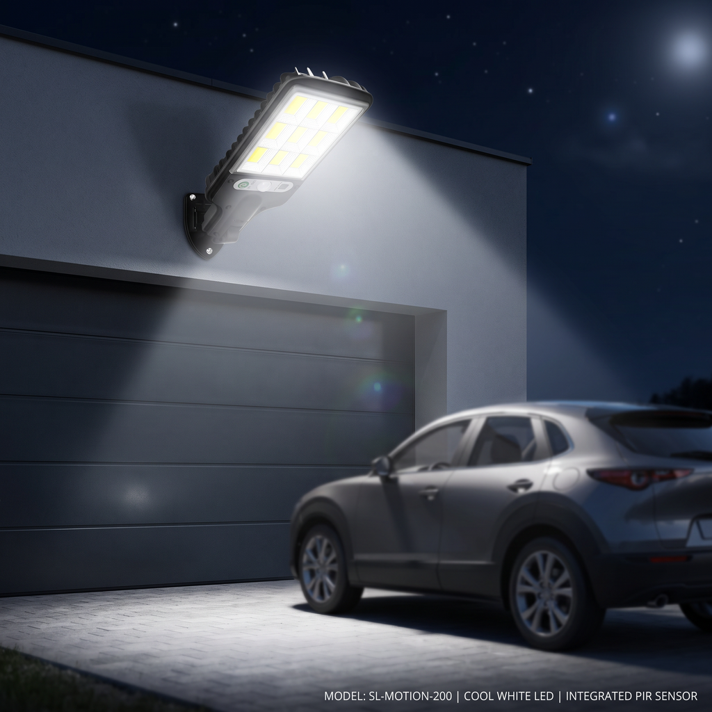Reflector solar LED con sensor instalado sobre el portón de un garaje e iluminando la entrada de noche