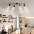 Aplique de techo barral slim de 4 spots encendido sobre una cocina moderna