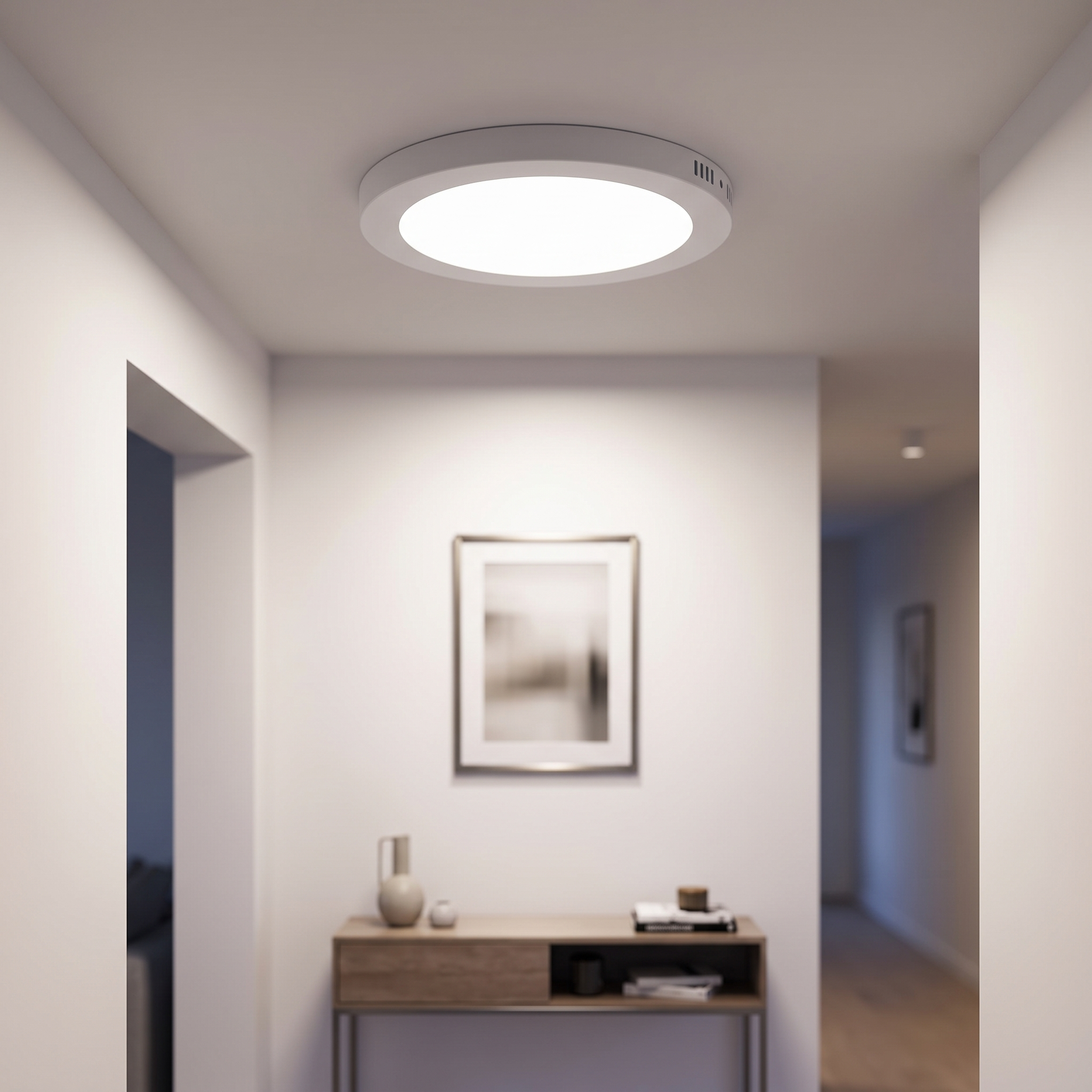 Plafón LED redondo instalado y encendido en el techo de un pasillo moderno