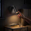 Luz LED magnética táctil montada sobre una mesa de luz y encendida de noche